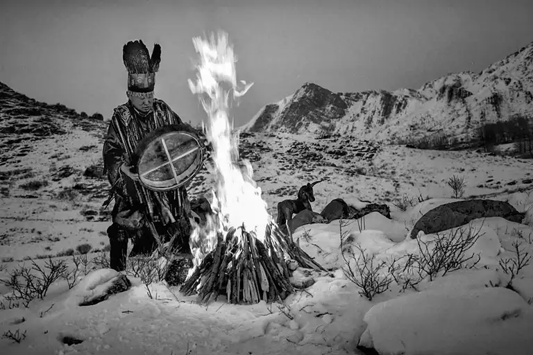 Shaman Saylyk-ool during the ritual at the Yellow Lion Mountain, Tuva. Photo by Oleg Klimov