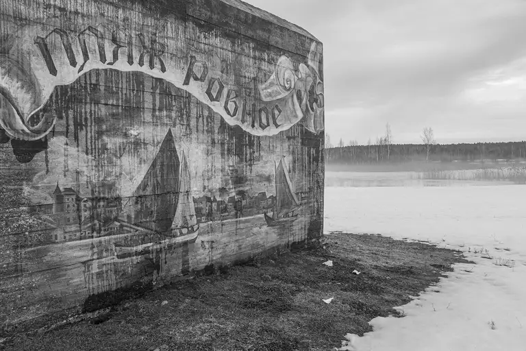 A fading mural depicting a lost town and ships that once sailed the Baltic routes. Kaliningrad region, 02.03.2026. Photo by Oleg Klimov