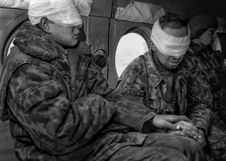 Evacuation of Russian soldiers after the battle in Chechnya. March 1995. Photo by Oleg Klimov.