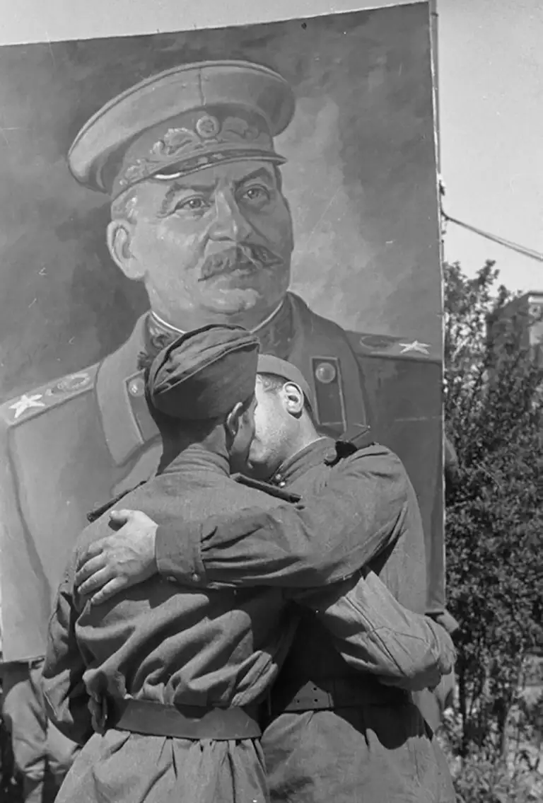 Red Army soldiers in Konigsberg, East Prussia, 1945-1946.Photo: Author unknown / Naval Museum Archive/ CloseUpRussia Archive