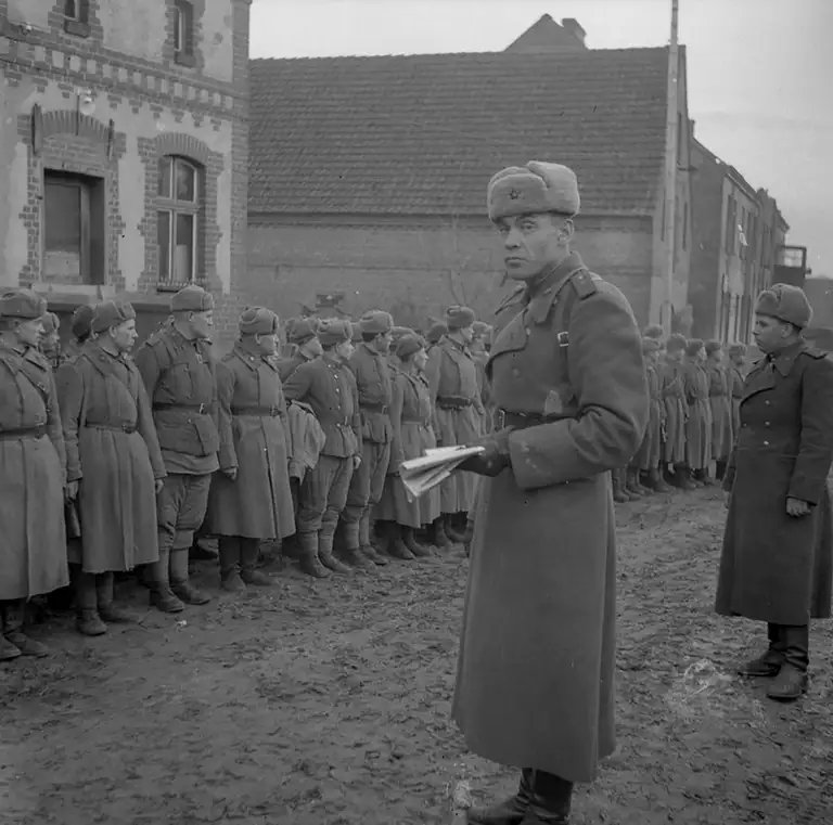 Red Army soldiers in Konigsberg, East Prussia, 1945-1946.Photo: Author unknown / Naval Museum Archive/ CloseUpRussia Archive
