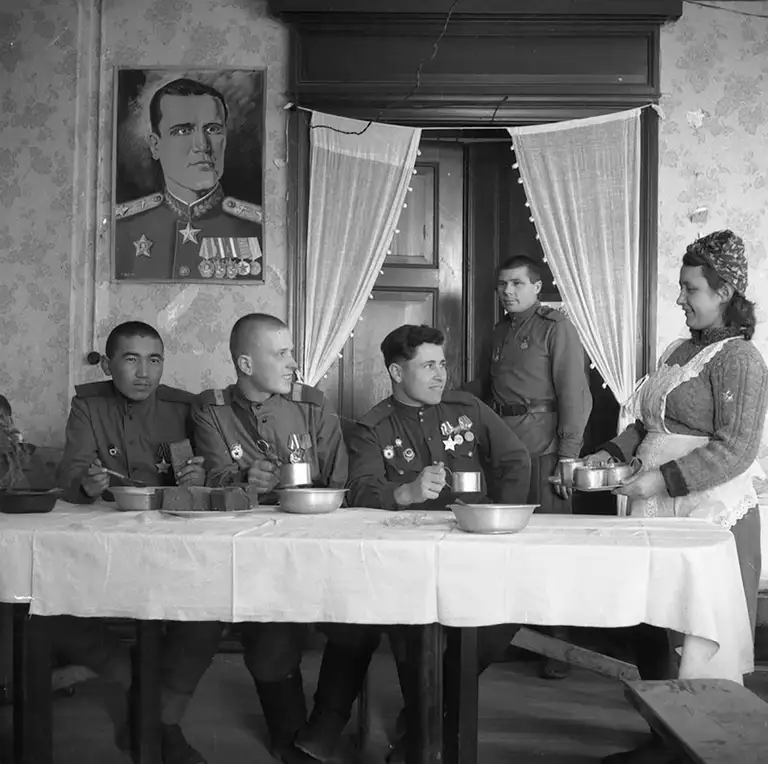 Red Army soldiers in Konigsberg, East Prussia, 1945-1946.Photo: Author unknown / Naval Museum Archive/ CloseUpRussia Archive