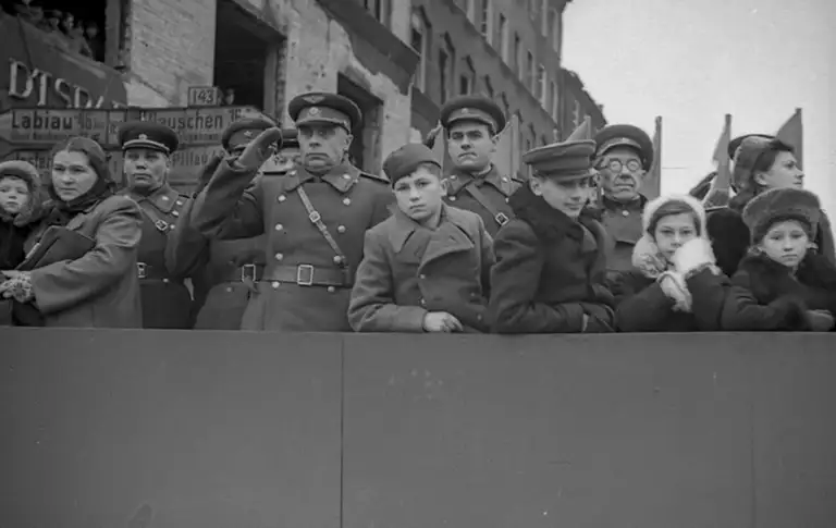 Red Army soldiers in Konigsberg, East Prussia, 1945-1946.Photo: Author unknown / Naval Museum Archive/ CloseUpRussia Archive