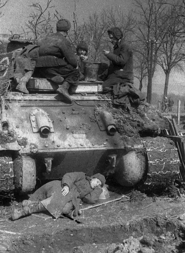 Red Army soldiers in Konigsberg, East Prussia, 1945-1946.Photo: Author unknown / Naval Museum Archive/ CloseUpRussia Archive