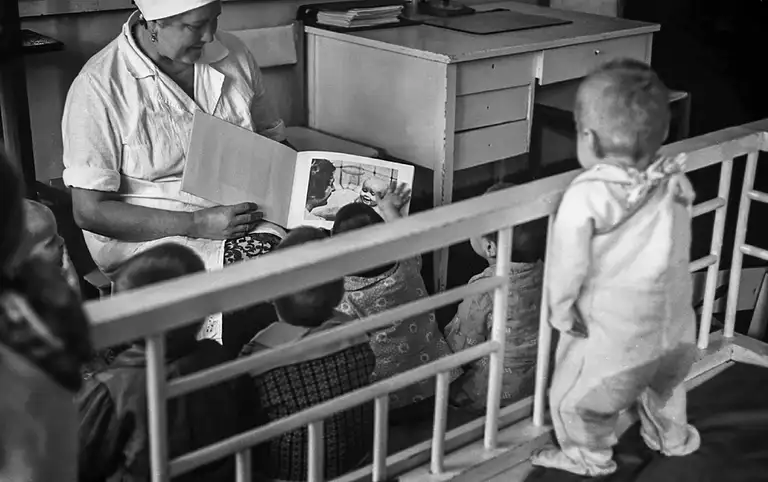 Displaying pictures with photographs cut out from illustrated magazines. Many children came to the Home straight from the delivery room on the recommendation of doctors and the concept of “parents” is unknown to them. Specialized Children's Home No. 2, which houses children with congenital malformations, postpartum injuries, and those who, according to doctors, cannot live among ordinary children. St. Michurina. Novokuznetsk. Kemerovo region. Kuzbass. Siberia. 27.05. 1981