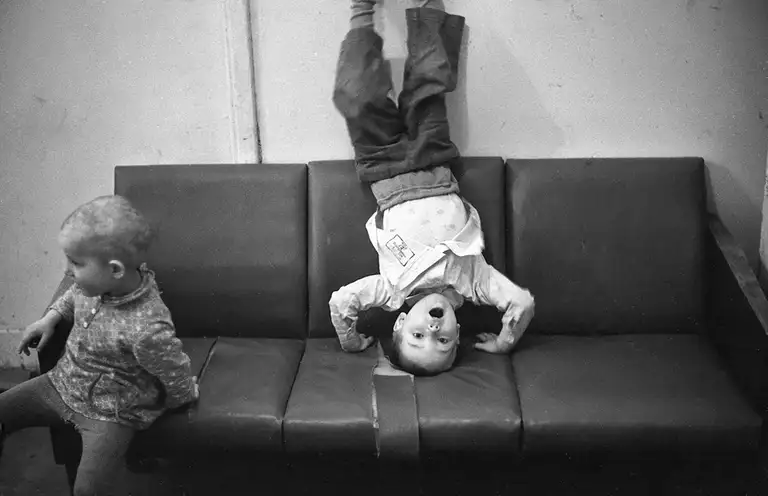 Inverted pose. Preschool orphanage No. 29. Pushkin. 1.04.1982. Photo Vladimir Sokolaev/Liberty SU Archive