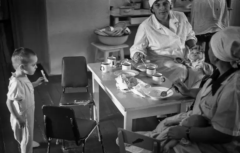 Nannies and childcare workers provide feeding to children who are unable to eat on their own. Specialized Children's Home No. 2, which houses children with congenital malformations, postpartum injuries, and those who, according to doctors, cannot live among ordinary children. St. Michurina. Novokuznetsk. Kemerovo region. Kuzbass. Siberia. 22.05. 1981 Photo Vladimir Sokolaev/Liberty SU Archive