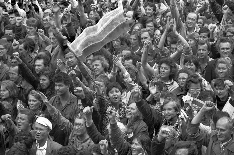 People gathered outside the Russian White House greet Boris Yeltsin during the victory rally following the defeat of the State Committee on the State of Emergency (GKChP). Moscow, Soviet Union, 22 August 1991. Photo by Oleg Klimov.