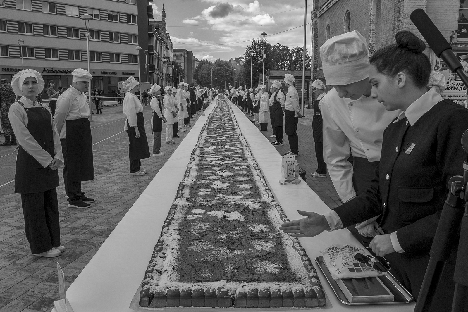 The pie, eighty metres long and one metre wide — the largest in Russia — was baked especially for Sovetsk’s eightieth anniversary. Photo: Oleg Klimov.