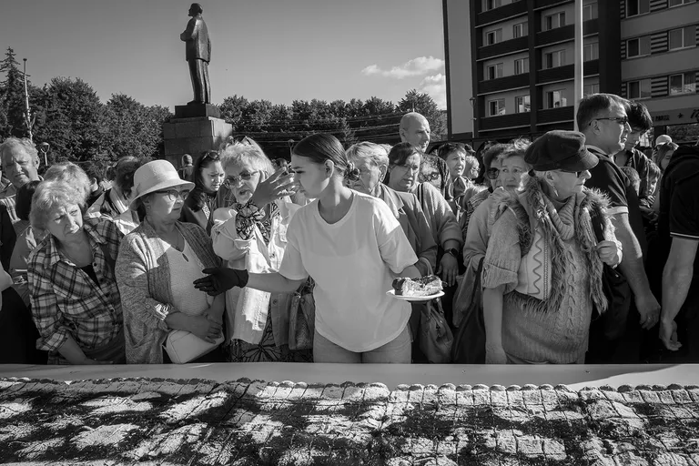 The pie, eighty metres long and one metre wide — the largest in Russia — was baked especially for Sovetsk’s eightieth anniversary. Photo: Oleg Klimov.