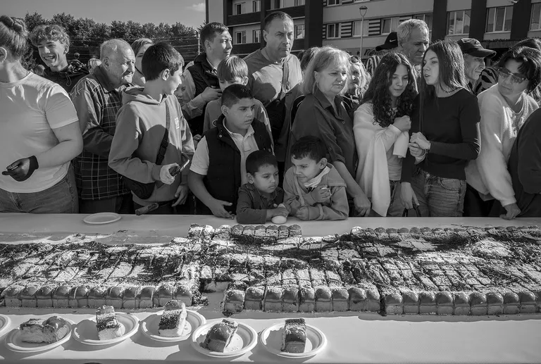 The pie, eighty metres long and one metre wide — the largest in Russia — was baked especially for Sovetsk’s eightieth anniversary. Photo: Oleg Klimov.